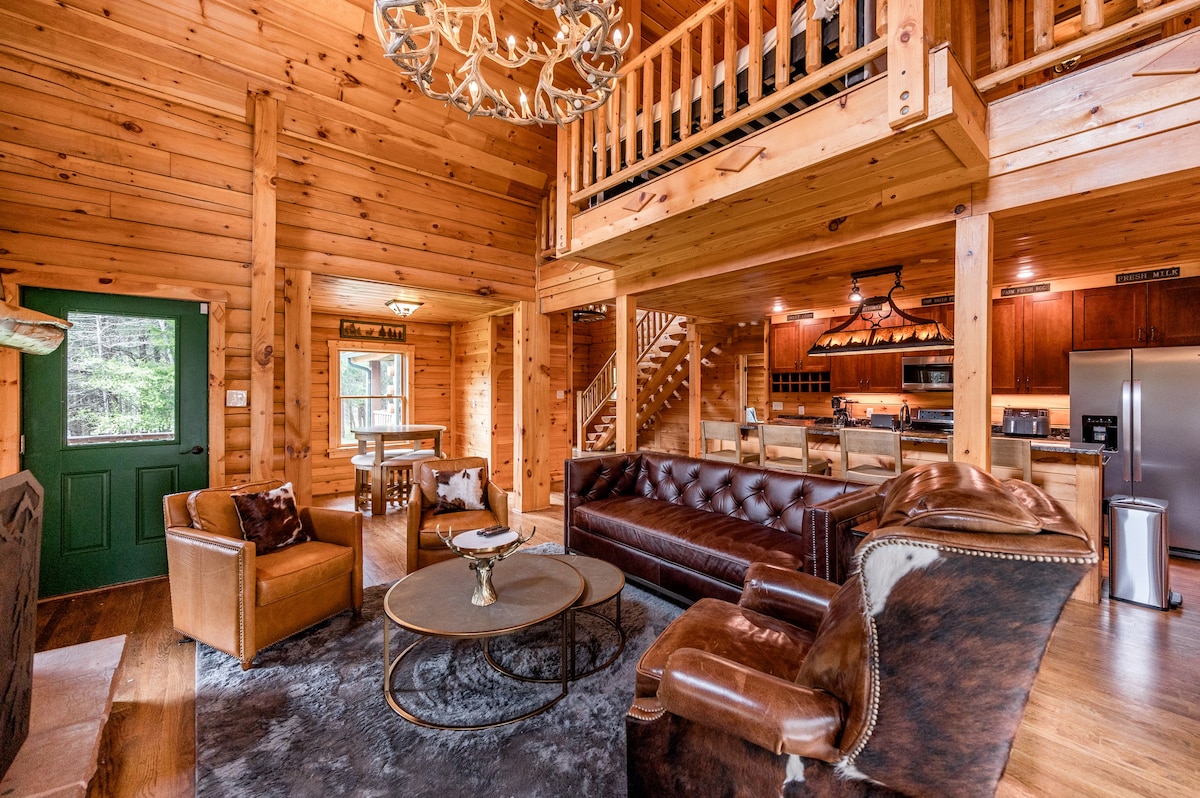 Gorgeous Log Cabin on 25 acres | 15 min. to LU