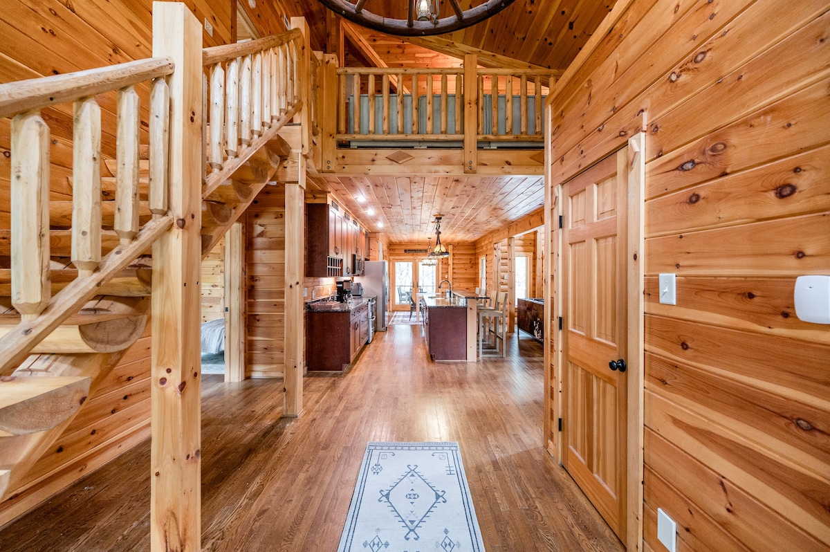 Gorgeous Log Cabin on 25 acres | 15 min. to LU