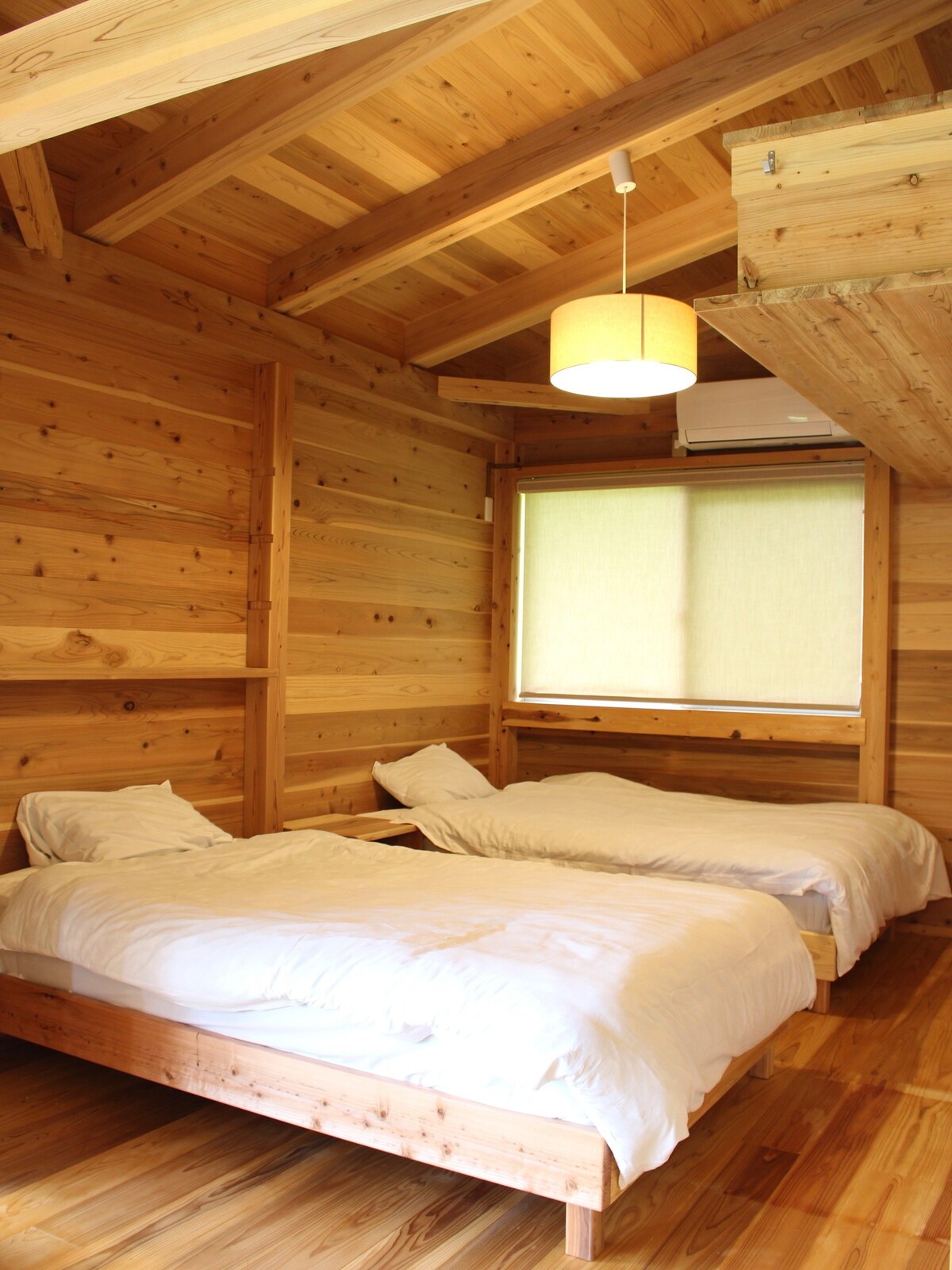 这是一个完整的私人旅馆，有很多来自当地高岛市的木材。