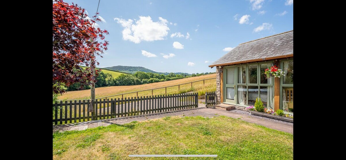 Beautiful 2 bed cottage, HotTub & Dogs Welcome.