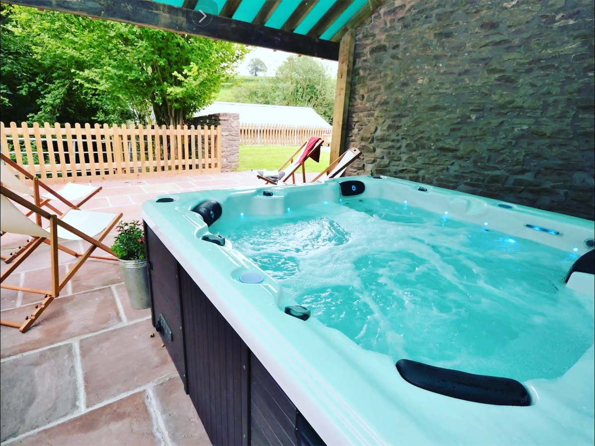 Beautiful 2 bed cottage, HotTub & Dogs Welcome.