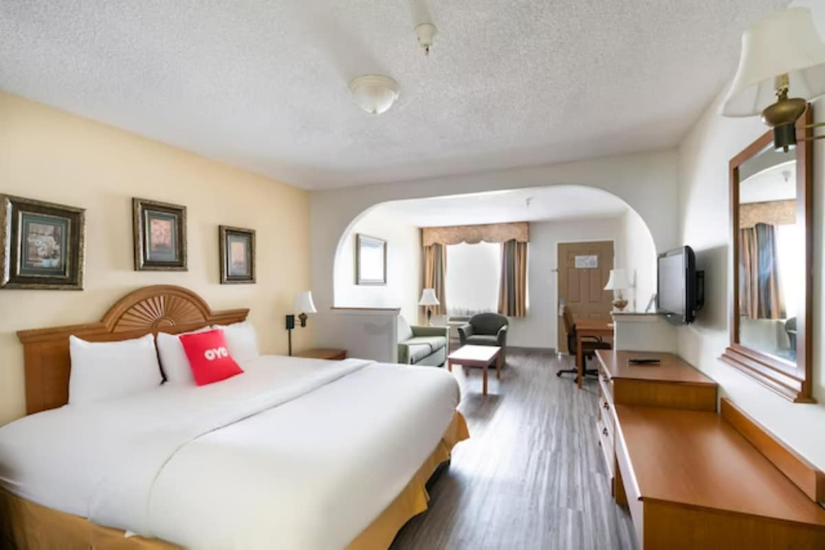 Hotel Stafford TX I-69 North Premium King Bed