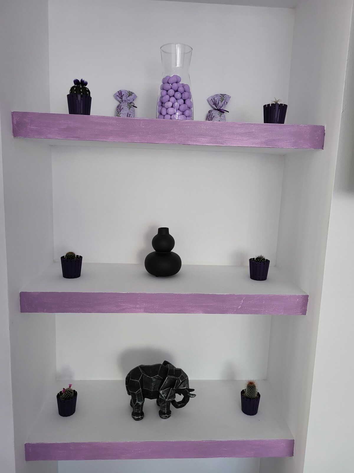 紫黑色单间公寓