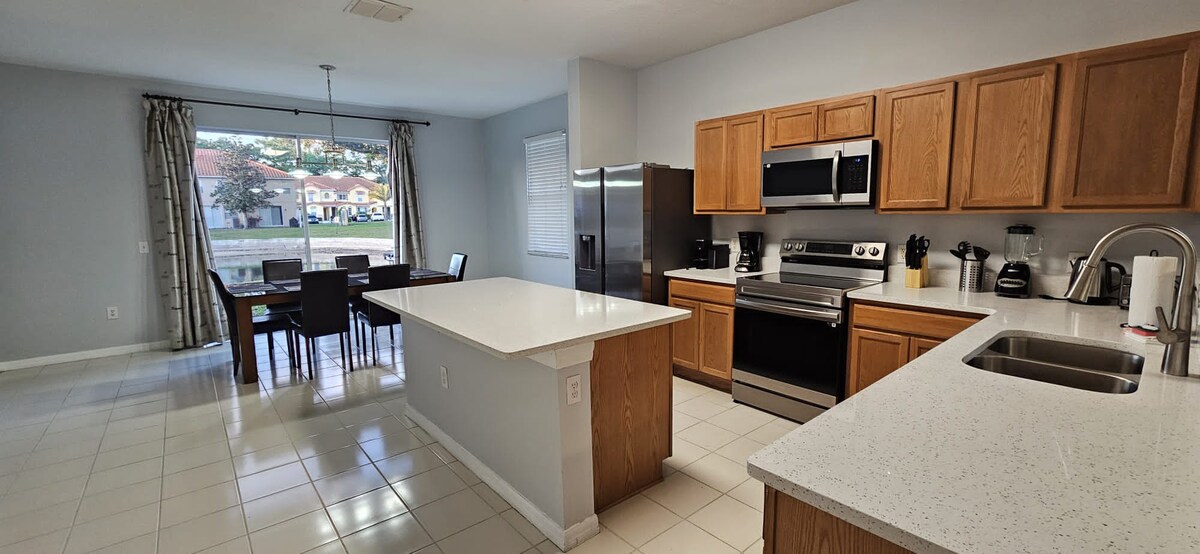 Stylish Paradise Cay 3 Bed Townhome for Rent!