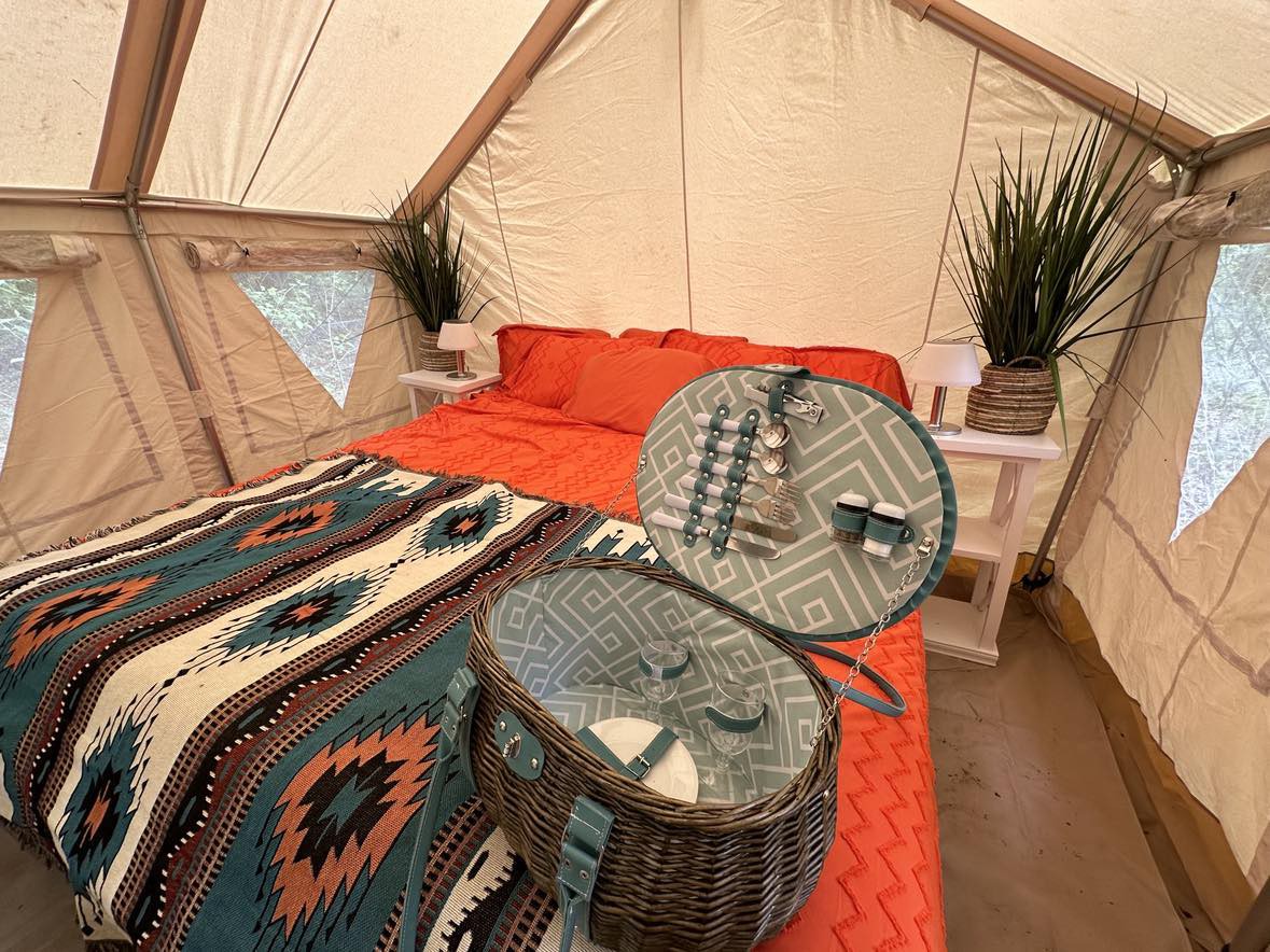 农场森林野生动物园帐篷： 1张加大双人床