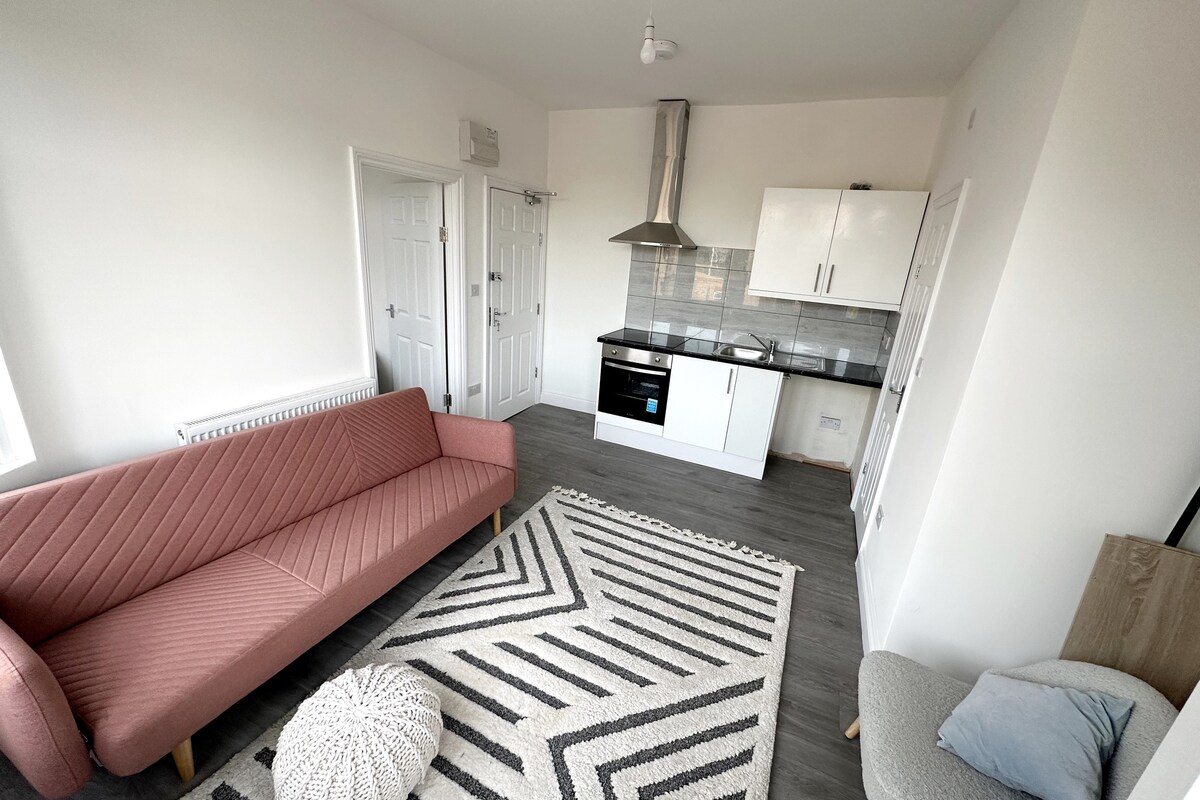 NEW Cosy Apartment by London Tube + Parking & WIFI
