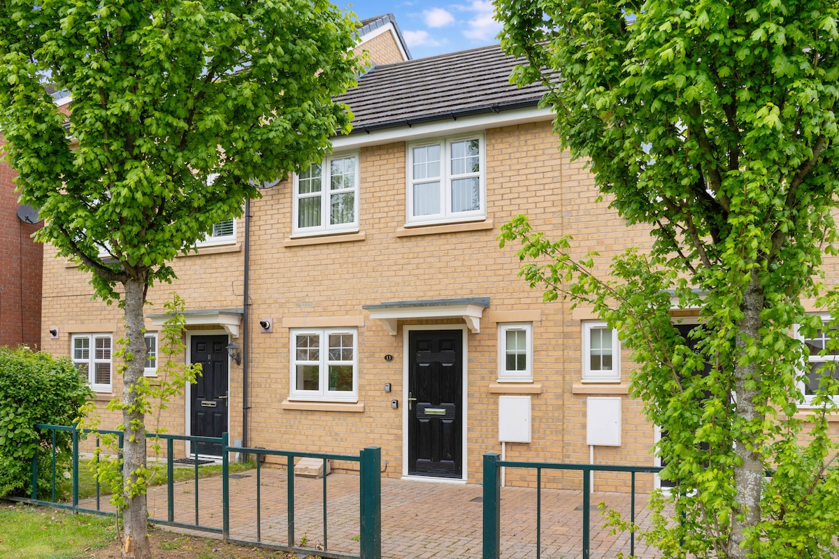 New! Charming 2-bed Home in Nevis Walk, Sleeps 6!