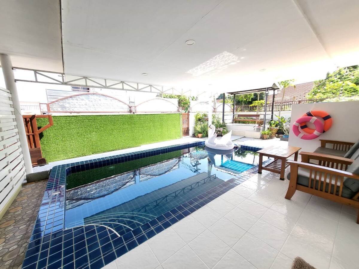 房子配有游泳池和宽敞的区域。