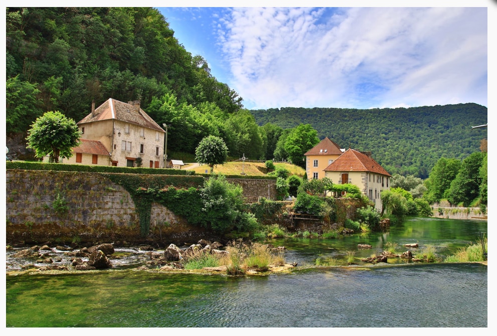 Ancien moulin au bord de l'eau