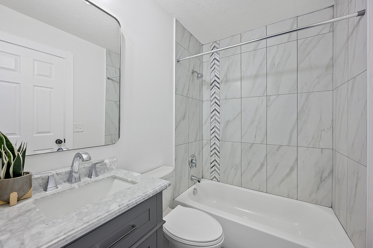 Contemporary 1BR | Childrens | Xavier | UC