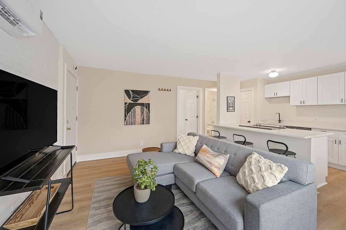 Contemporary 1BR | Childrens | Xavier | UC