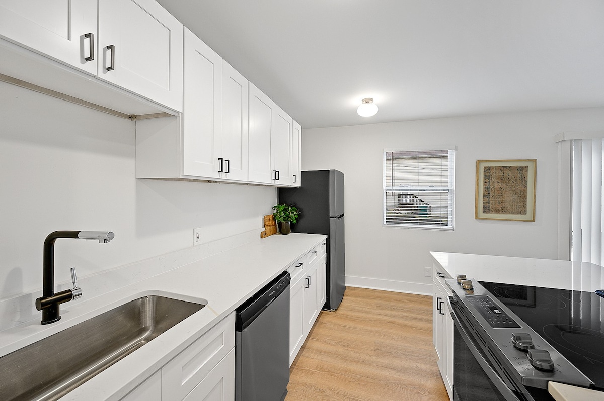 Contemporary 1BR | Childrens | Xavier | UC