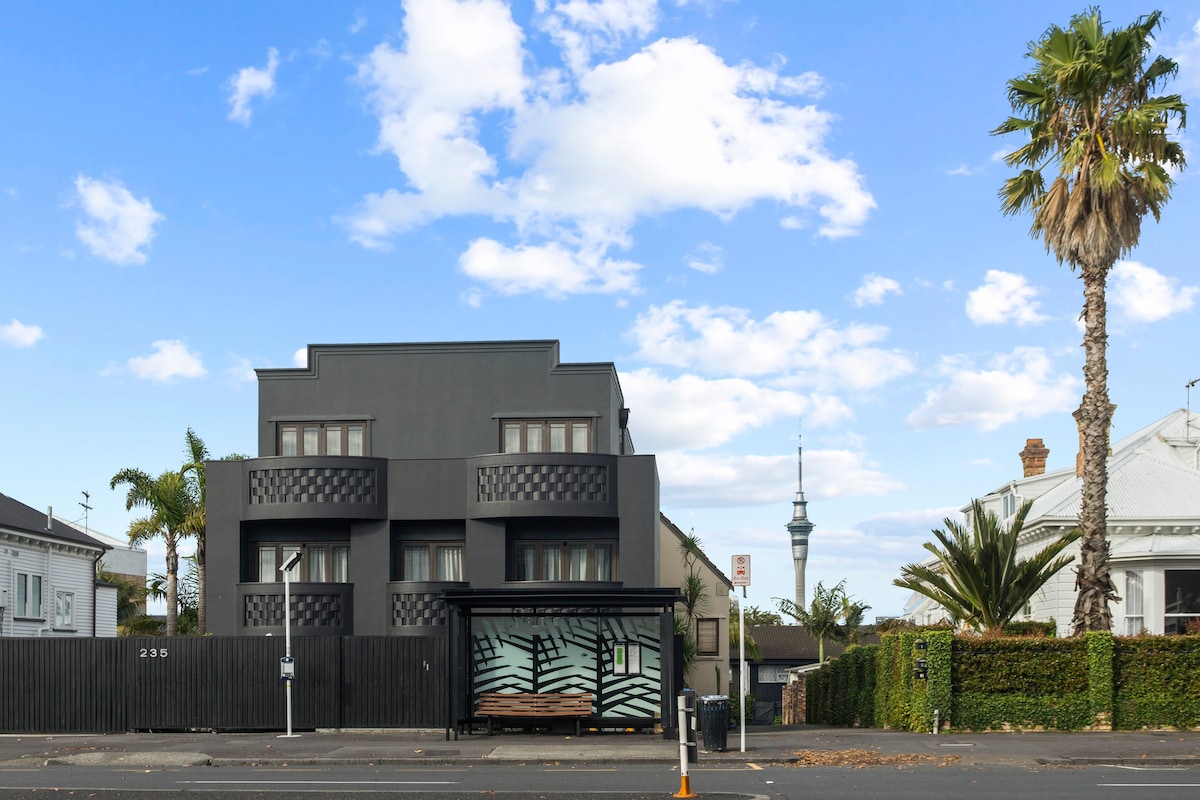 235 Ponsonby Lodge