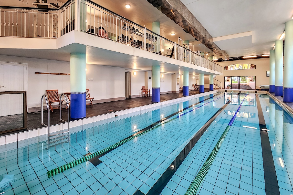 Modern, newly renovated, Pools, Gym, Free Parking