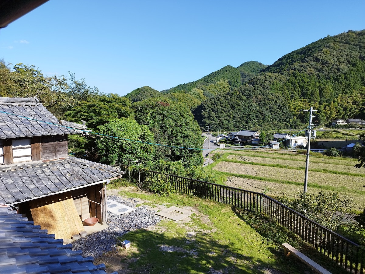 冬季限定(10月〜4月)。地産の伊勢海老夕食付き田舎ステイ。