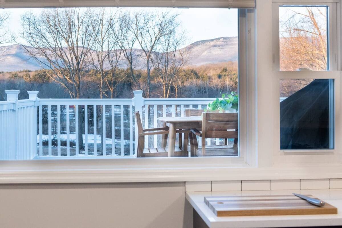 Luxury Mountain View Suite with Designer Kitchen
