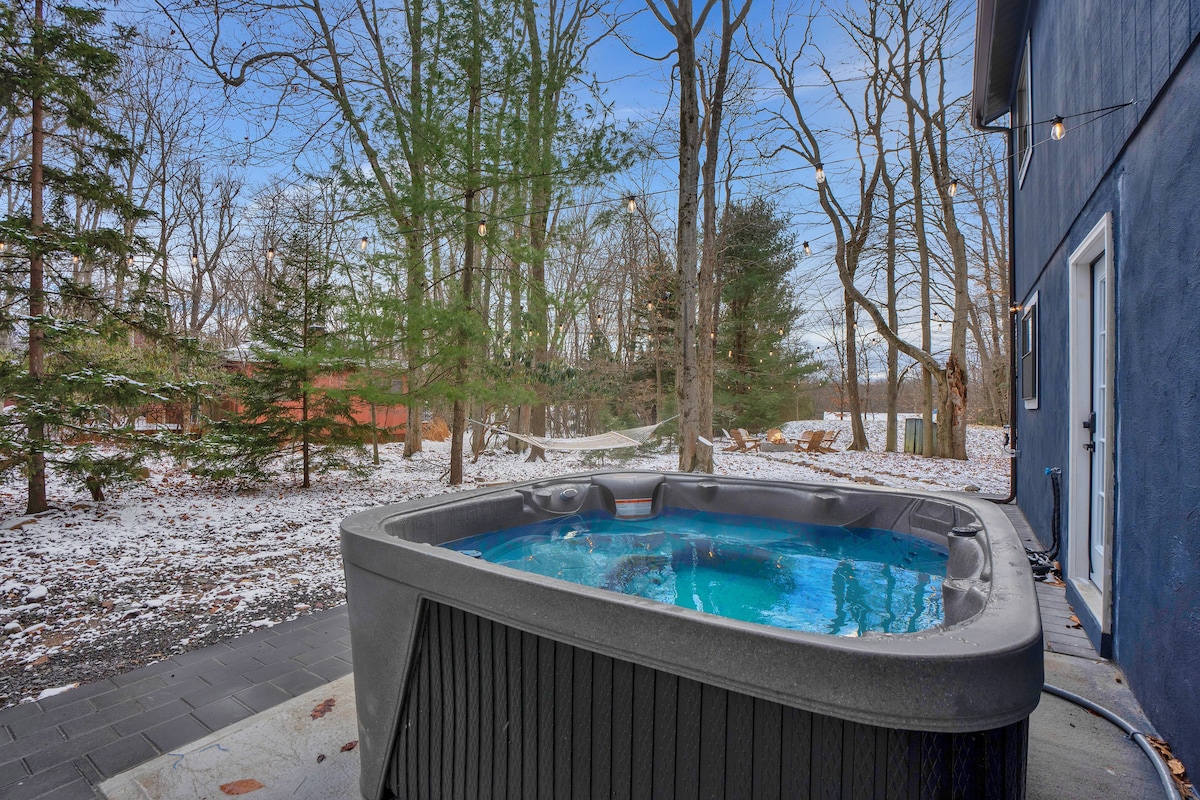 Beech Pocono Chalet | Firepit | Hot Tub | Arcade