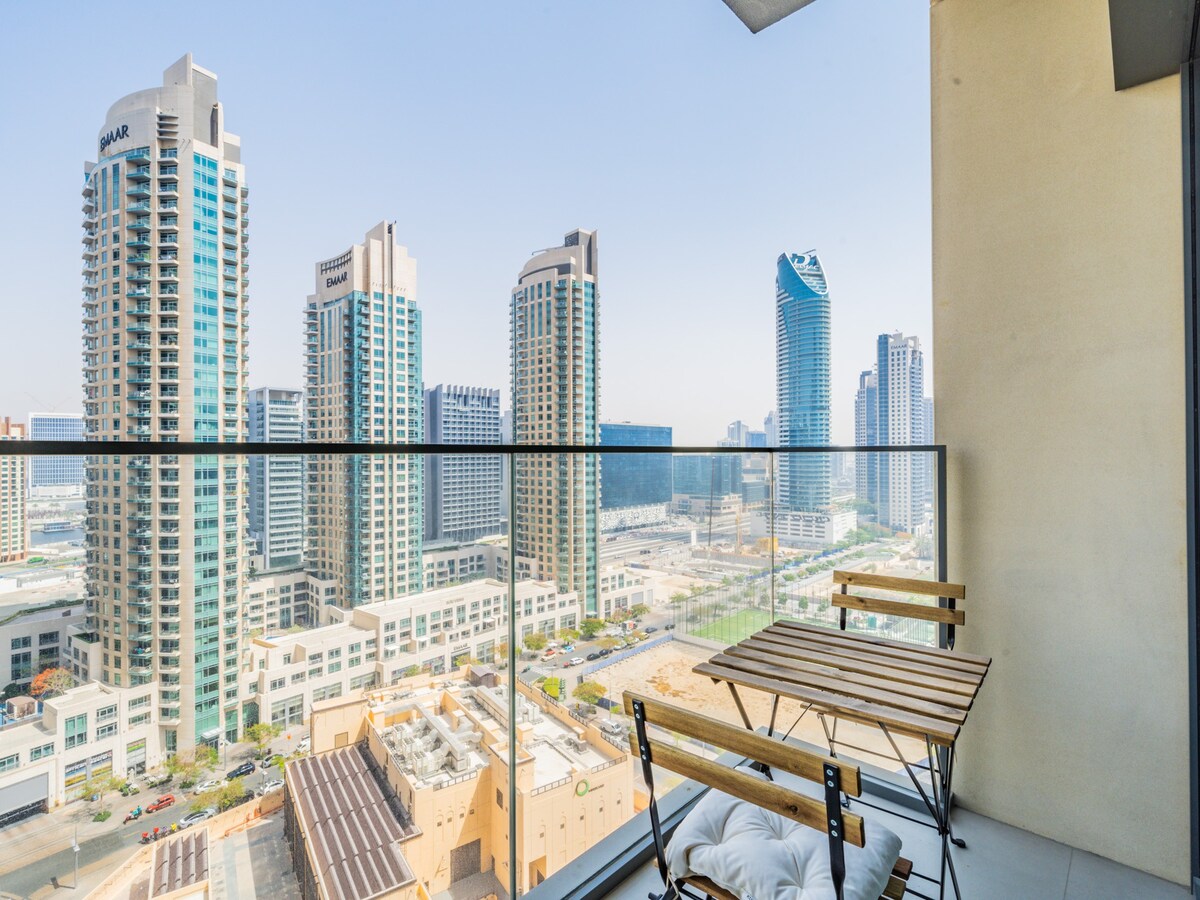 Dubai Mall Delight: Modern 1BR Downtown Haven