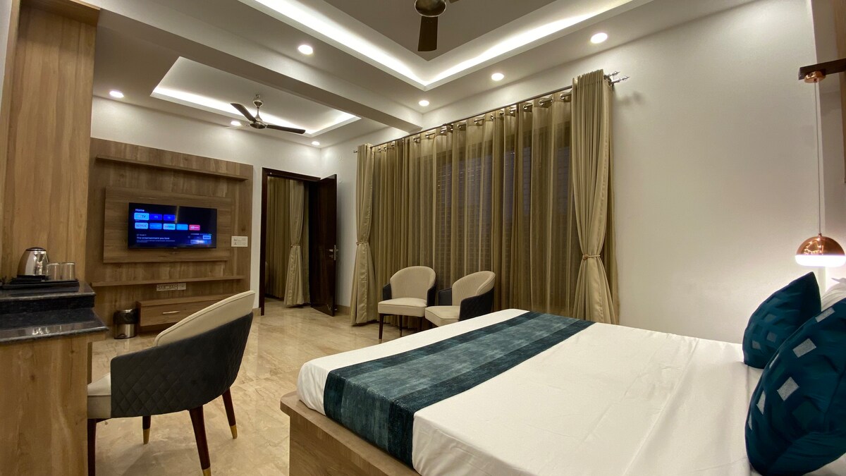 Deluxe Private Room @ Gulmohar Residency BnB