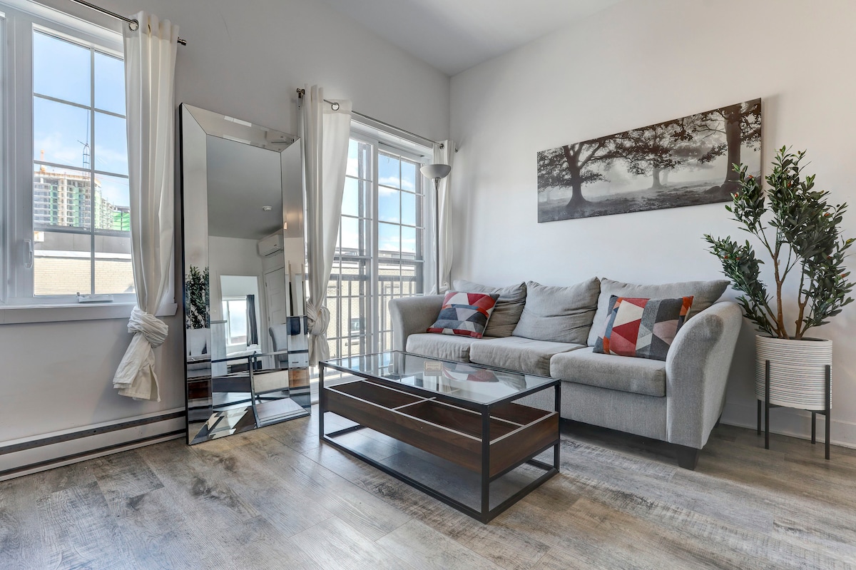 Chic and Spacious 3 Bedroom Home in Griffintown