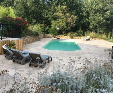Maison moderne piscine. 
Aix-en-Provence. 14 km
