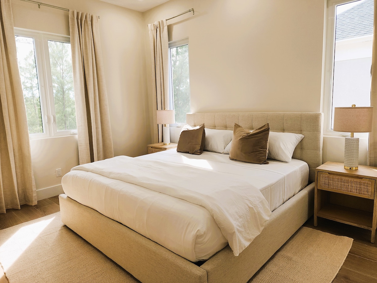BRAND NEW Luxury 3-Bedroom Condo Cable Beach!