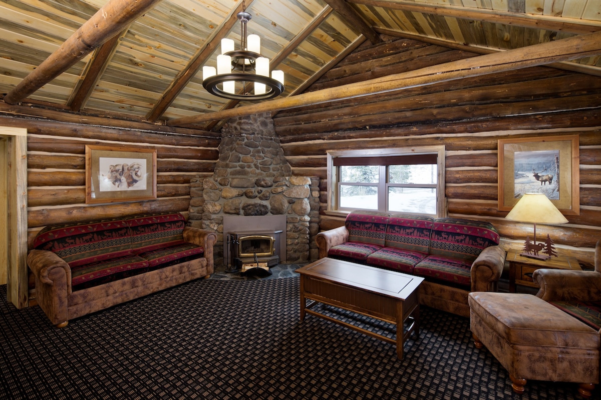 Sylvan Lake Lodge, Senators Cabin (sleeps 10)