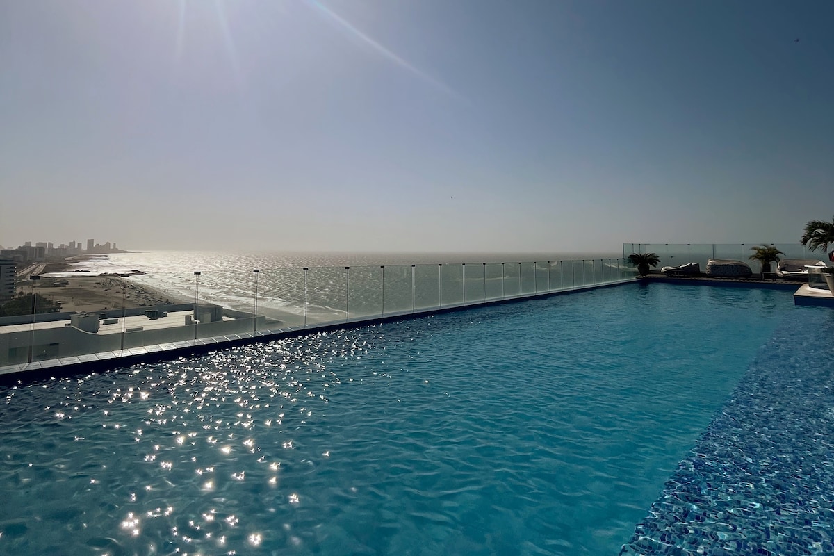 Luxury beachfront 2bd apt with hotel amenities