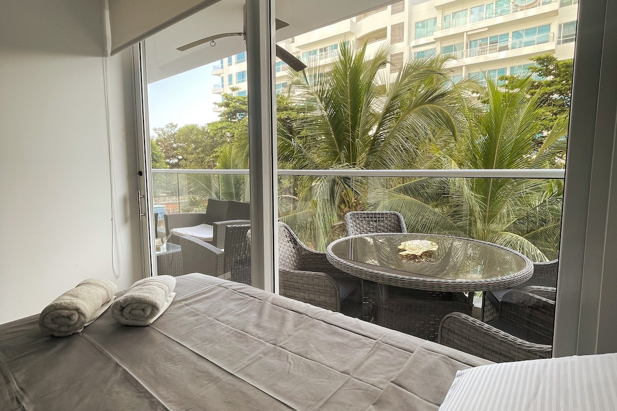 Luxury beachfront 2bd apt with hotel amenities