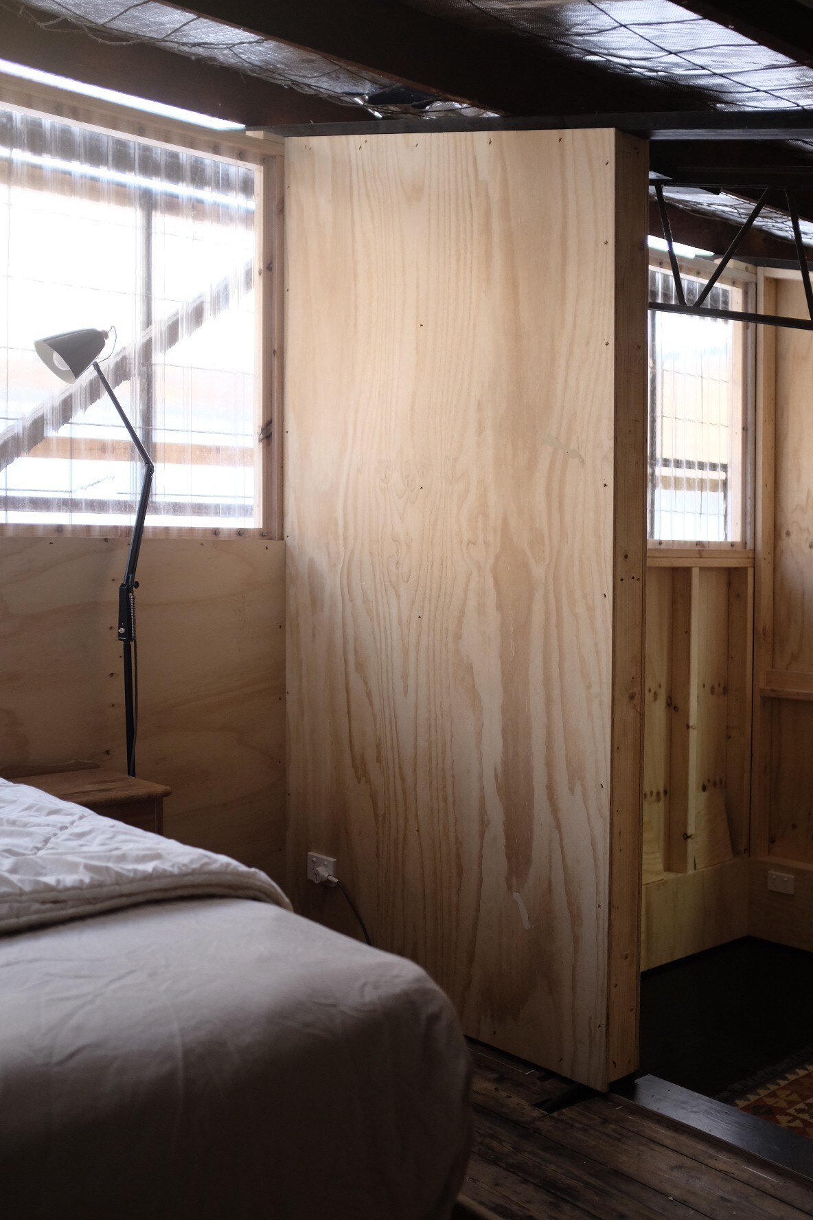 阁楼卧室+艺术仓库的单间公寓/办公室