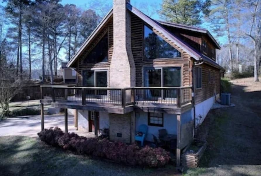 Gorgeous cabin by lake