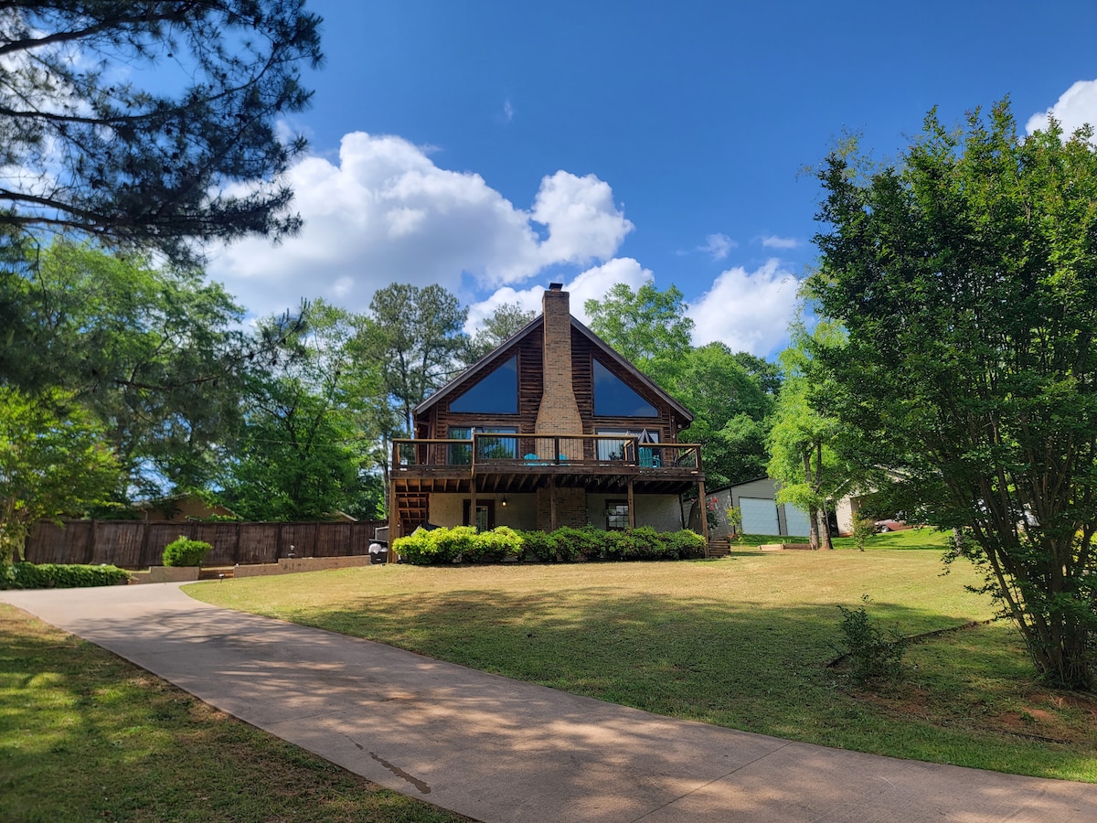 Gorgeous cabin by lake