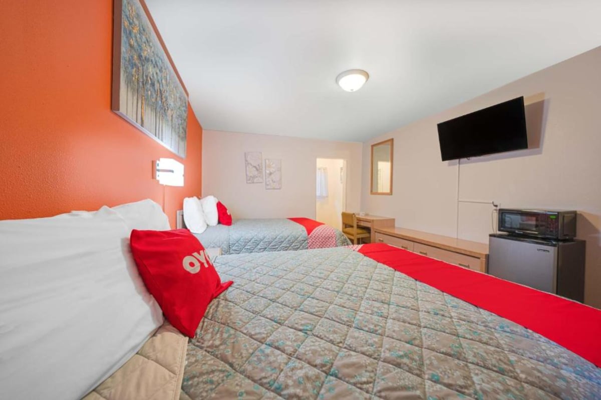 Royal Gateway Motel 2 Queen Beds with Kitchenette