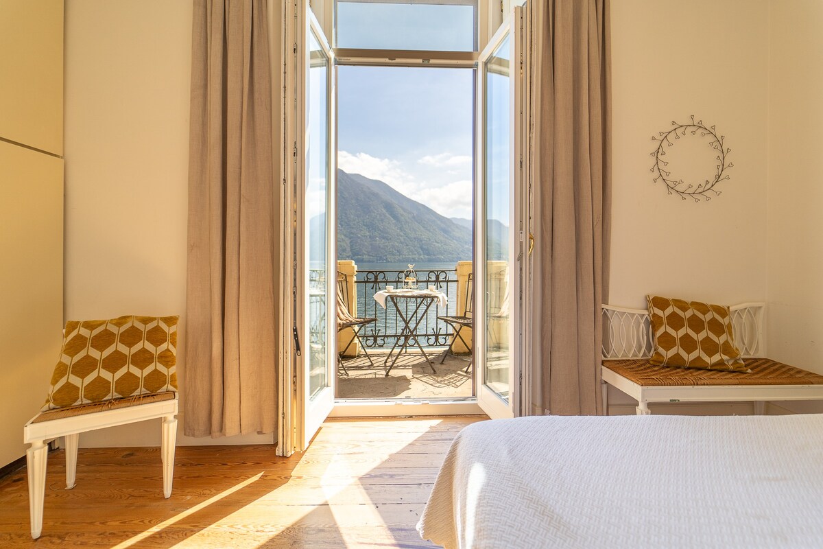 Storica Villa sul Lago di Como con darsena privata