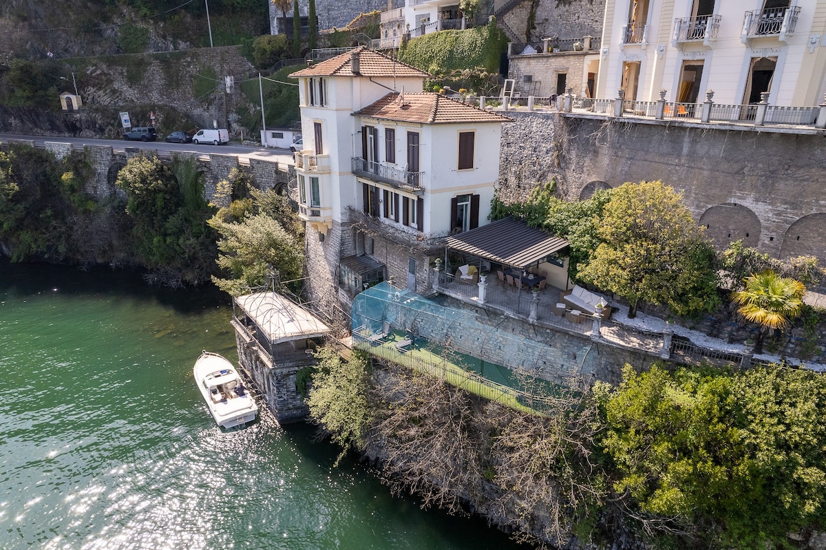 Storica Villa sul Lago di Como con darsena privata