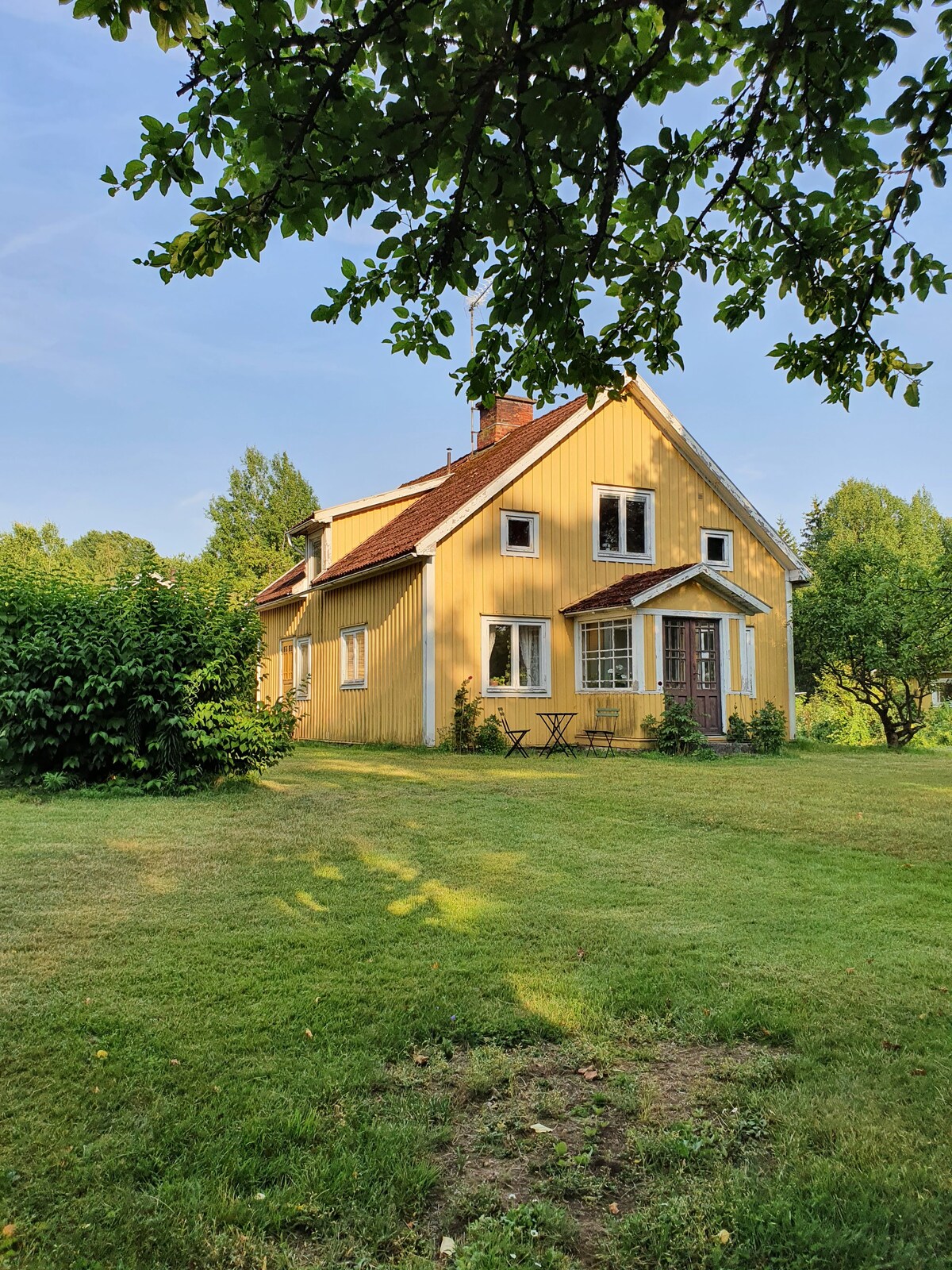 Charmigt, äldre hus nära natur och stad