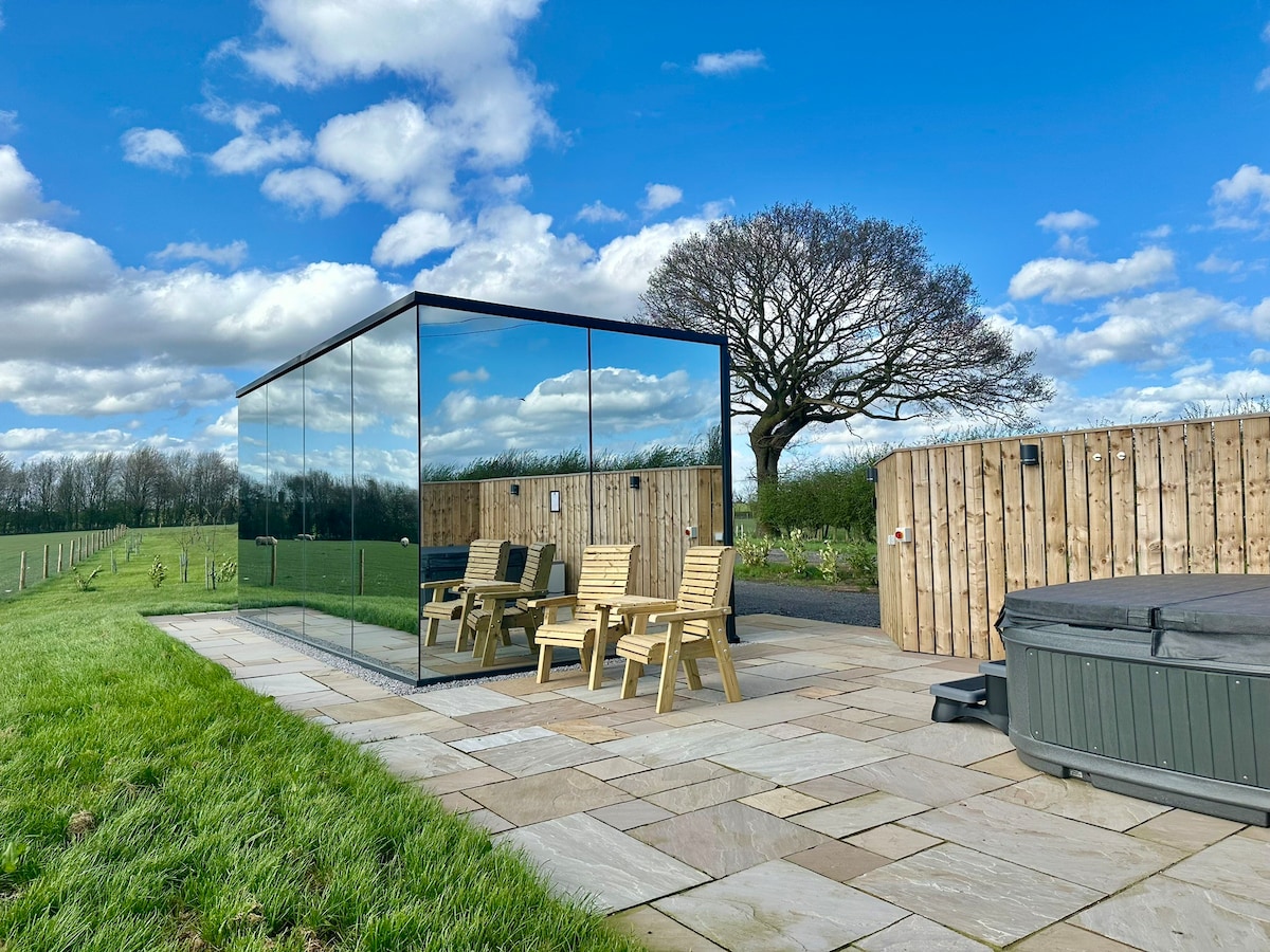 Mirrored cabin