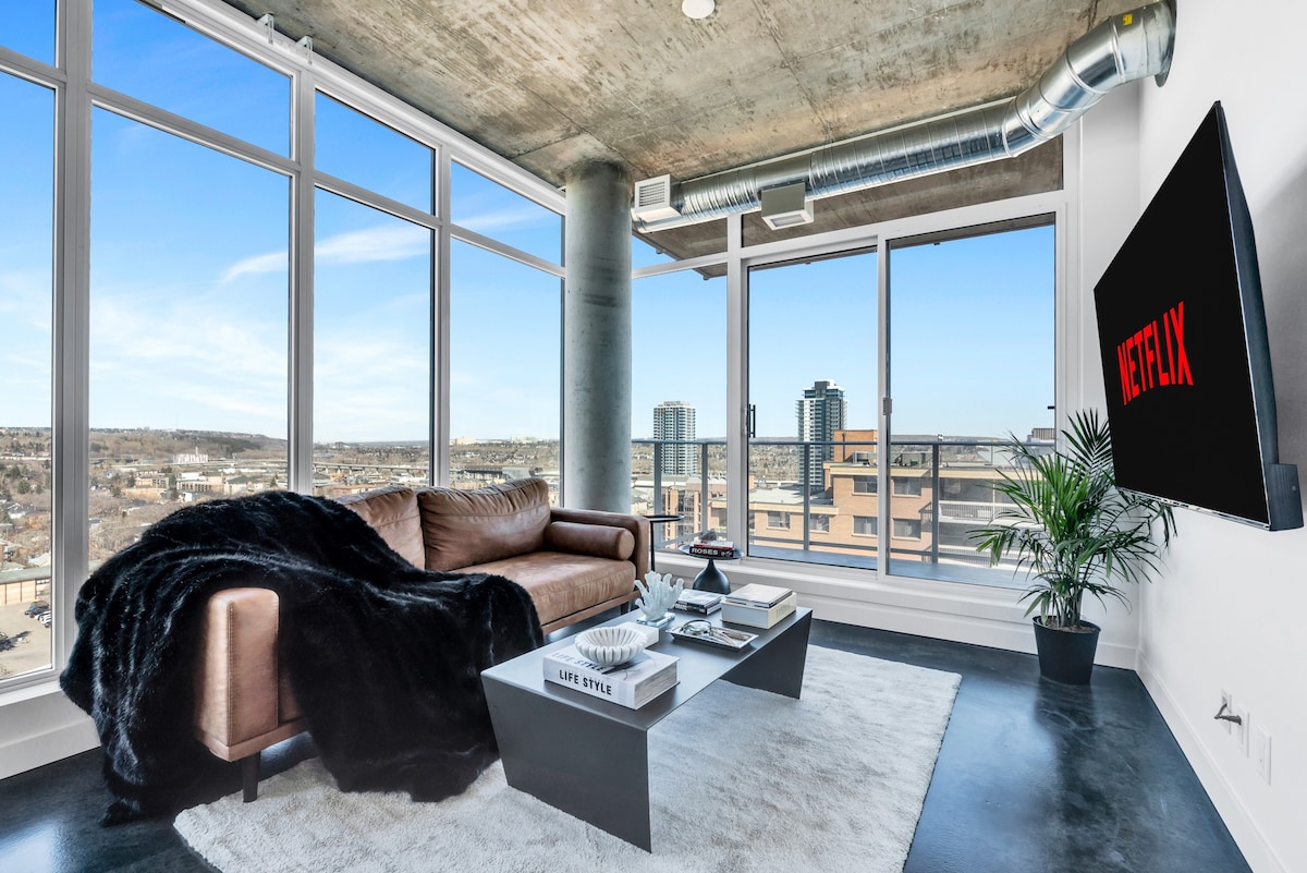Executive Designer Suite With Views • Free Parking
