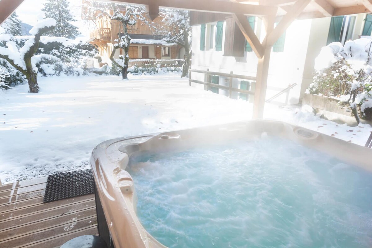 Chalet Chamoissiere, central location with hot tub