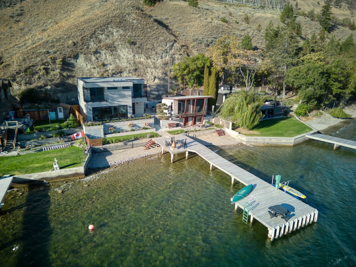 Spectacular Waterfront Retreat