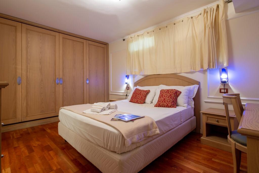 Double bedroom with ensuite in Hilltop Villa