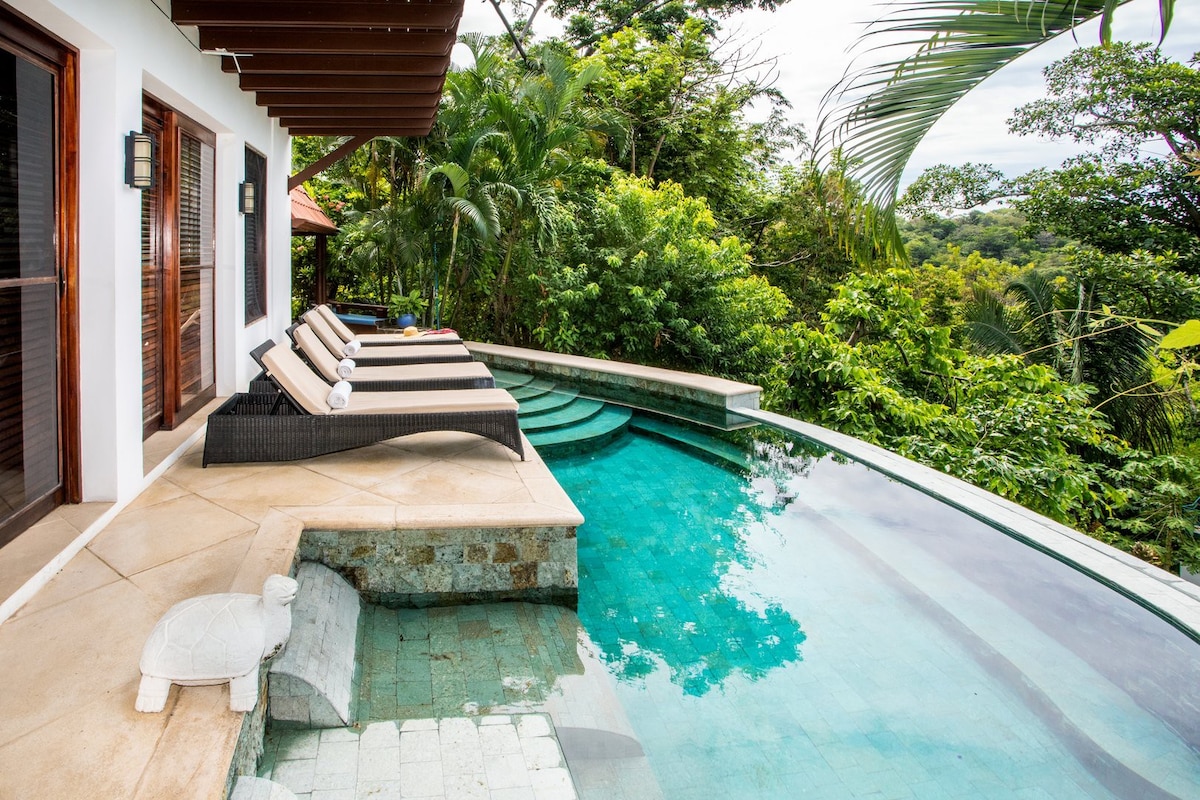 巴厘岛风格别墅，可欣赏全景和游泳池