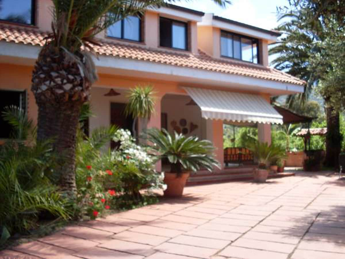 Casa 4/5 posti con patio e giardino