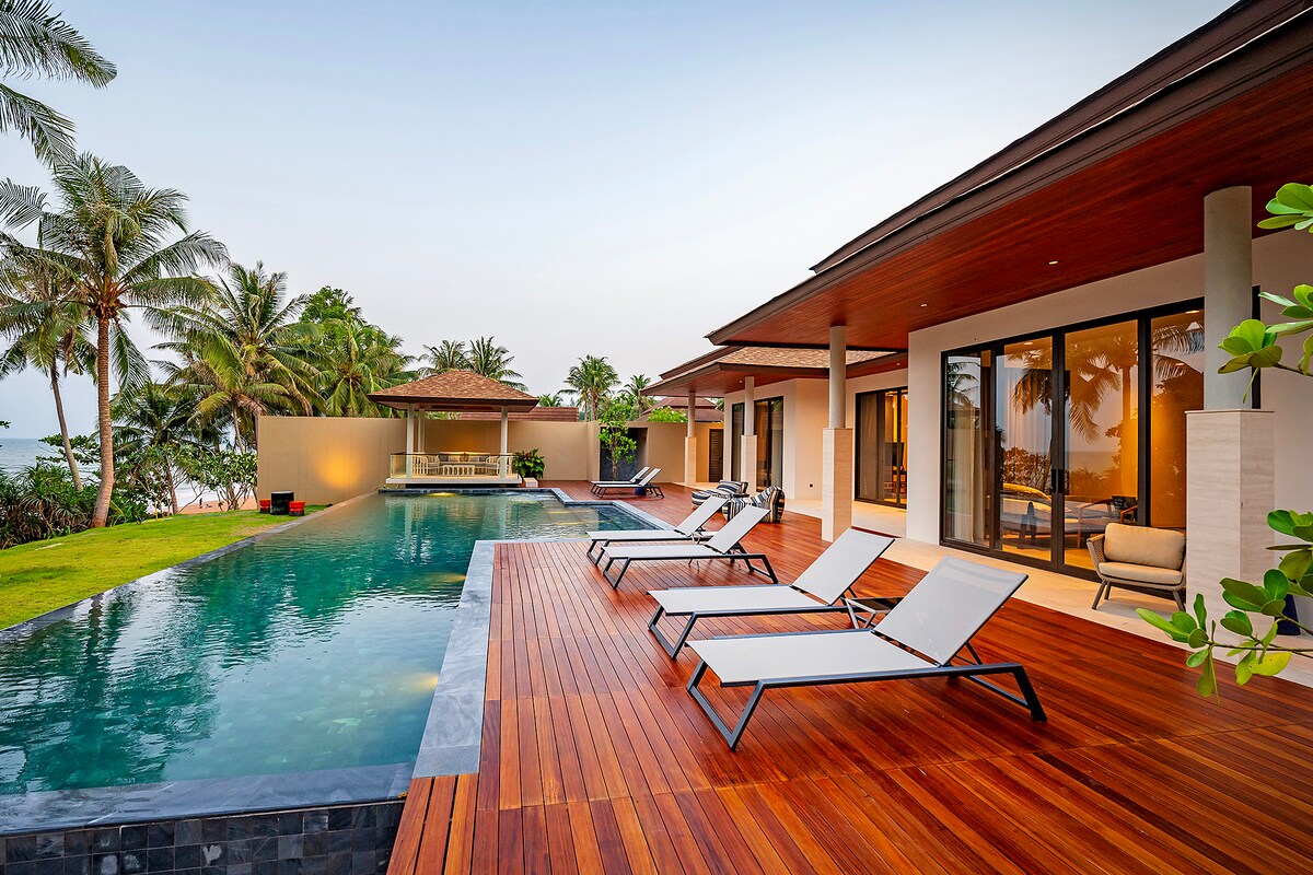 SAAI Residence (3-Bedroom Beachfront Pool Villa)