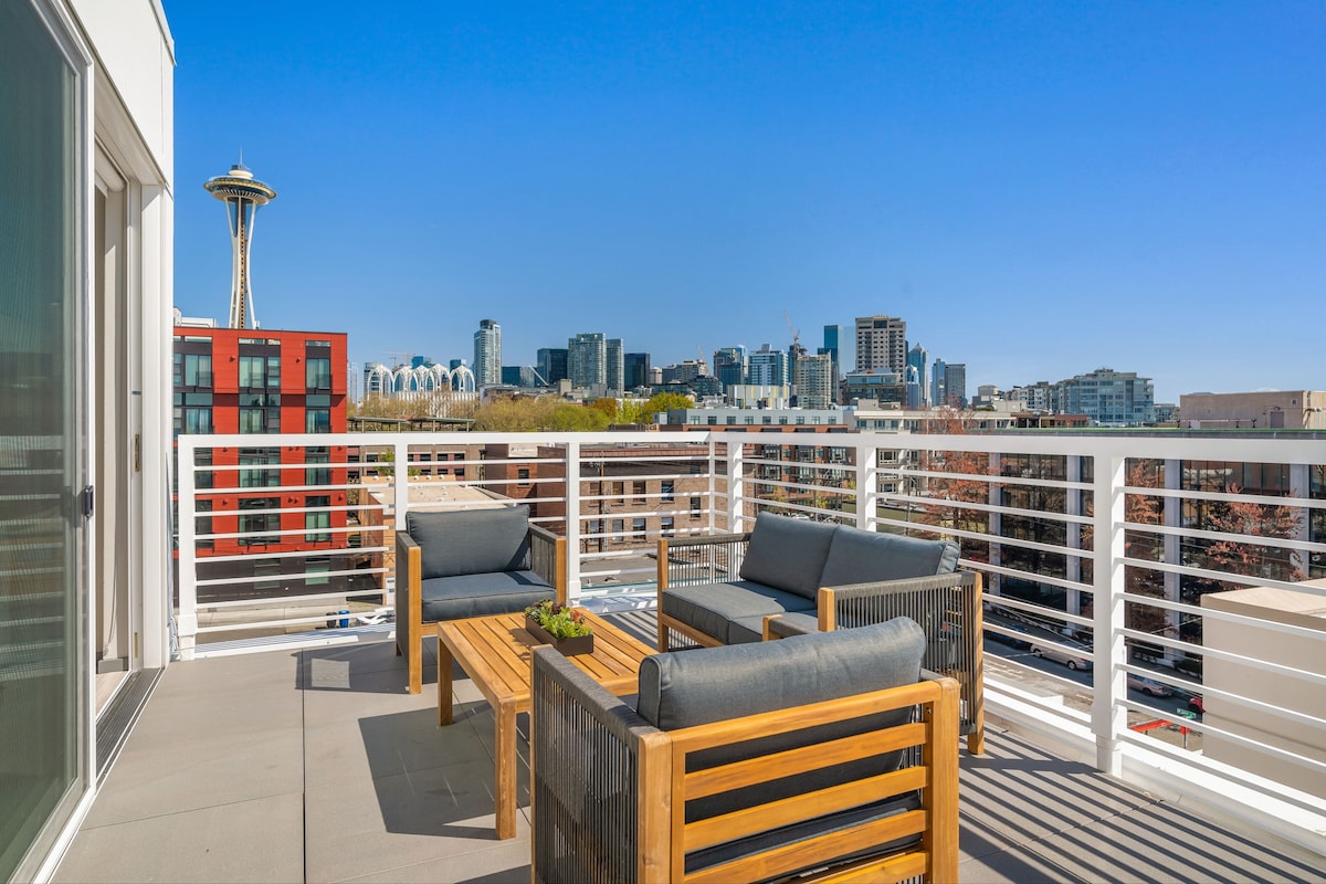 2BR Apt Panoramic Seattle Views | Private Balcony