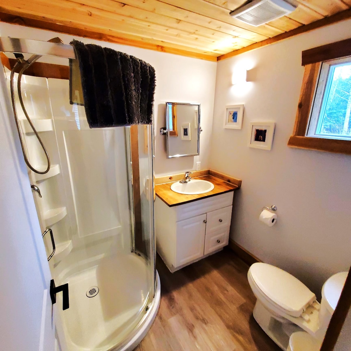 Tiny Home | 2BDR | Work & Play