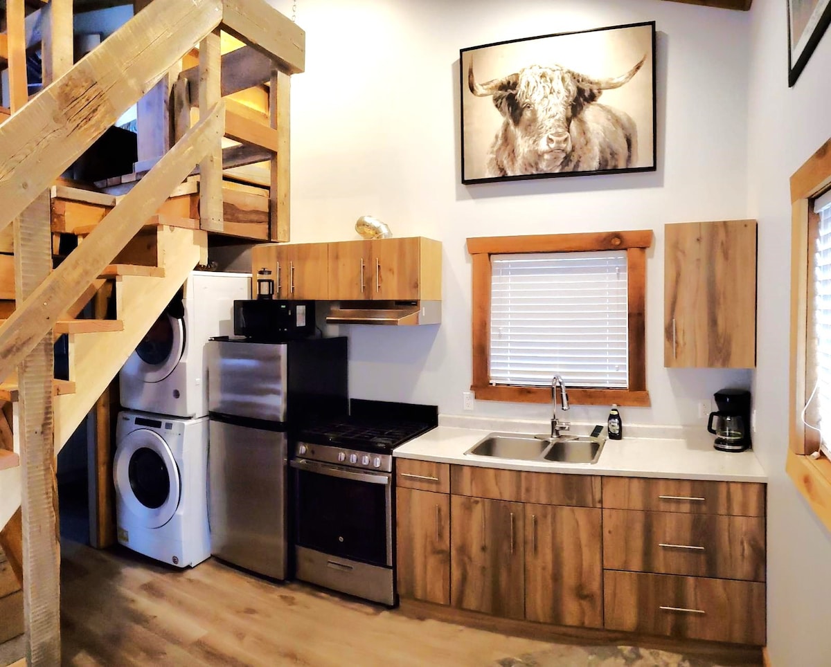 Tiny Home | 2BDR | Work & Play