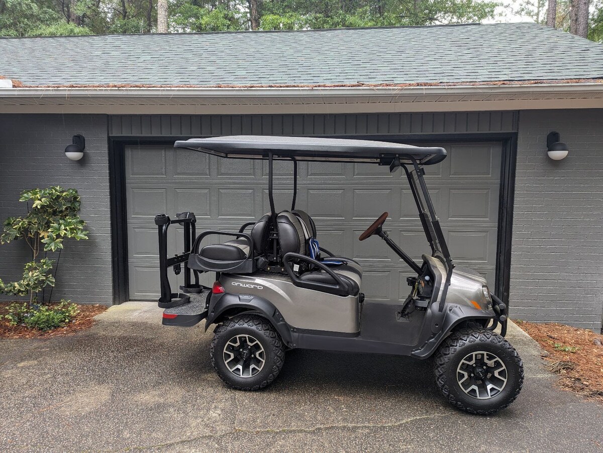 Pinehurst Proper With a Golf Cart