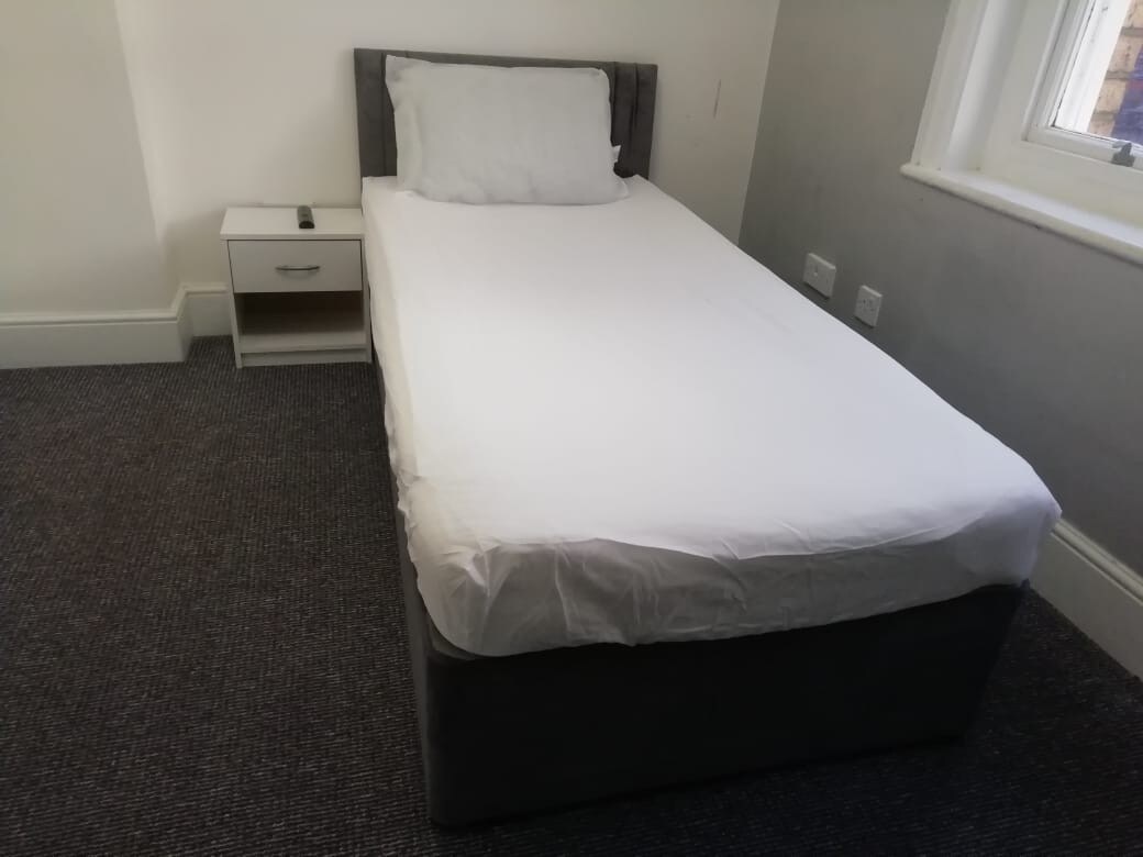 Room21, Nice Single Room With Shared Bath and WC