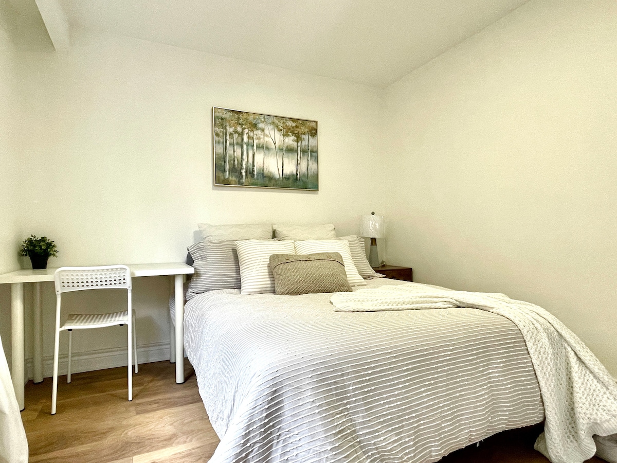 全新雷诺舒适客房，靠近多伦多的塞内卡（ Seneca ）